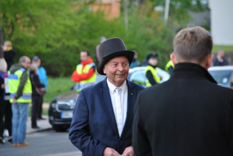 Demonstrace před Imperialem a jednání zástupců koalice s prezidentem