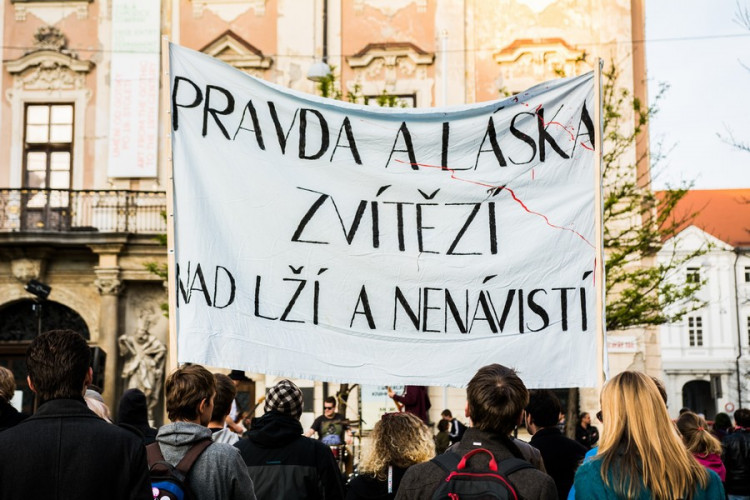 Proč? Proto! Pokojná demonstrace se ze Svoboďáku přesunula na Moravák. Za kulturou. Autor: Tomáš Hrivňák