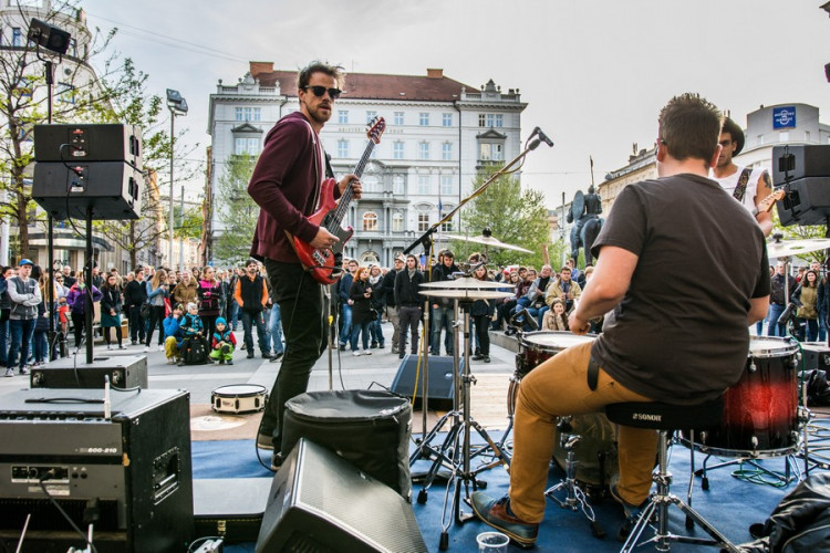 Proč? Proto! Pokojná demonstrace se ze Svoboďáku přesunula na Moravák. Za kulturou. Autor: Tomáš Hrivňák