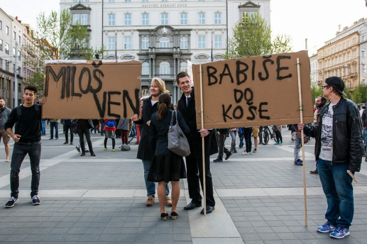 Proč? Proto! Pokojná demonstrace se ze Svoboďáku přesunula na Moravák. Za kulturou. Autor: Tomáš Hrivňák