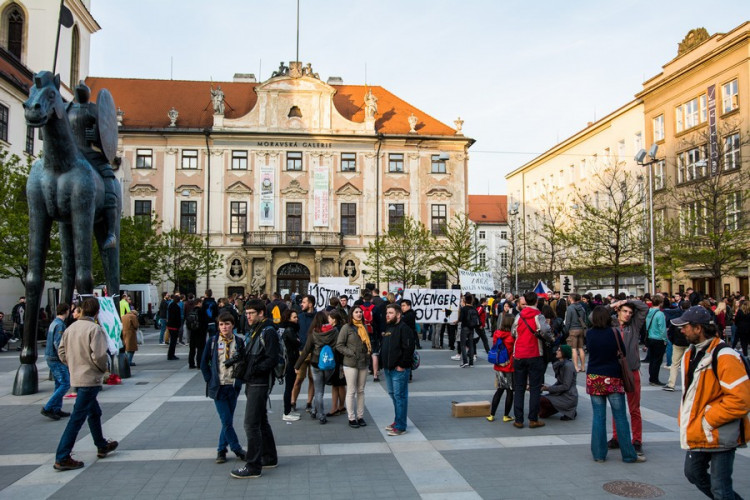 Proč? Proto! Pokojná demonstrace se ze Svoboďáku přesunula na Moravák. Za kulturou. Autor: Tomáš Hrivňák