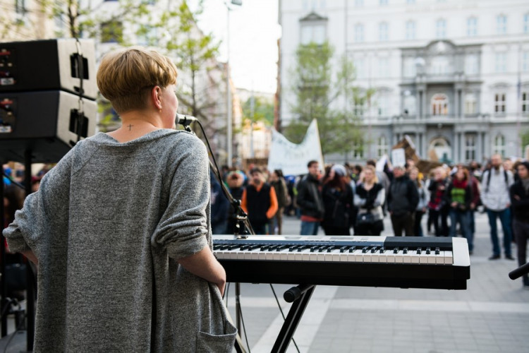 Proč? Proto! Pokojná demonstrace se ze Svoboďáku přesunula na Moravák. Za kulturou. Autor: Tomáš Hrivňák