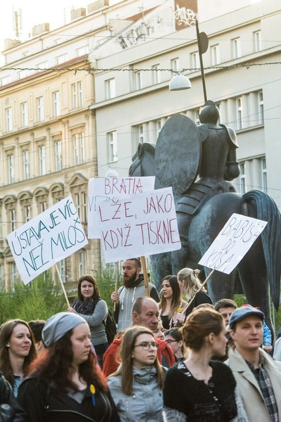 Proč? Proto! Pokojná demonstrace se ze Svoboďáku přesunula na Moravák. Za kulturou. Autor: Tomáš Hrivňák