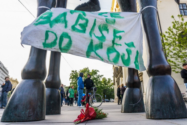 Proč? Proto! Pokojná demonstrace se ze Svoboďáku přesunula na Moravák. Za kulturou. Autor: Tomáš Hrivňák
