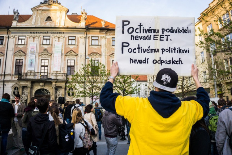 Proč? Proto! Pokojná demonstrace se ze Svoboďáku přesunula na Moravák. Za kulturou. Autor: Tomáš Hrivňák