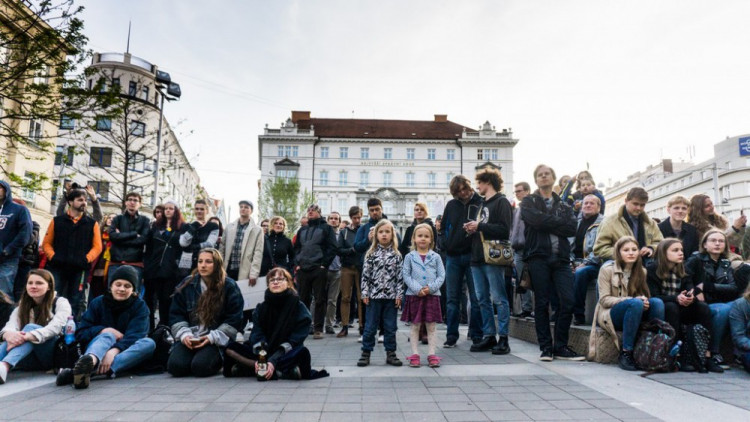 Proč? Proto! Pokojná demonstrace se ze Svoboďáku přesunula na Moravák. Za kulturou. Autor: Tomáš Hrivňák
