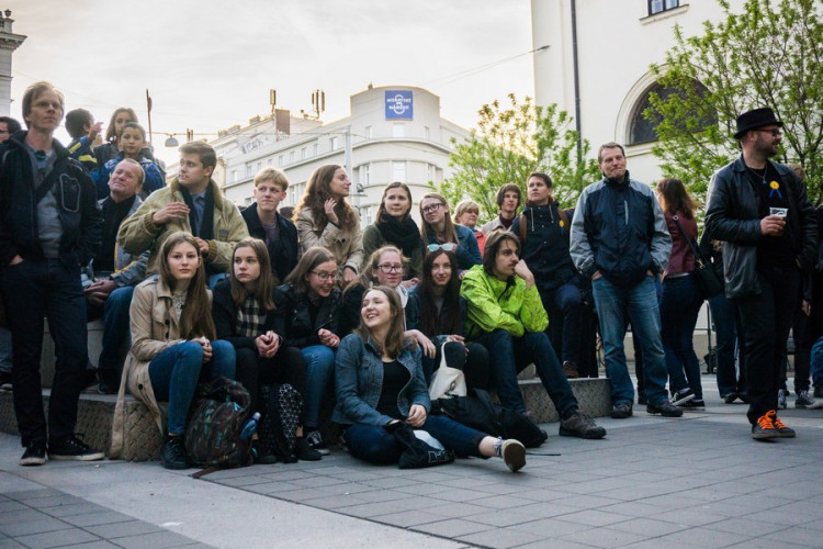 Proč? Proto! Pokojná demonstrace se ze Svoboďáku přesunula na Moravák. Za kulturou. Autor: Tomáš Hrivňák