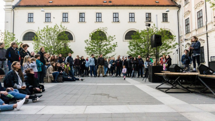Proč? Proto! Pokojná demonstrace se ze Svoboďáku přesunula na Moravák. Za kulturou. Autor: Tomáš Hrivňák