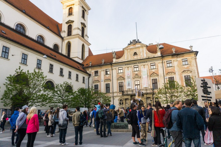 Proč? Proto! Pokojná demonstrace se ze Svoboďáku přesunula na Moravák. Za kulturou. Autor: Tomáš Hrivňák