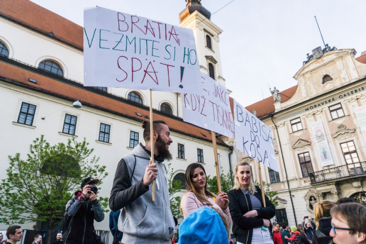 Proč? Proto! Pokojná demonstrace se ze Svoboďáku přesunula na Moravák. Za kulturou. Autor: Tomáš Hrivňák