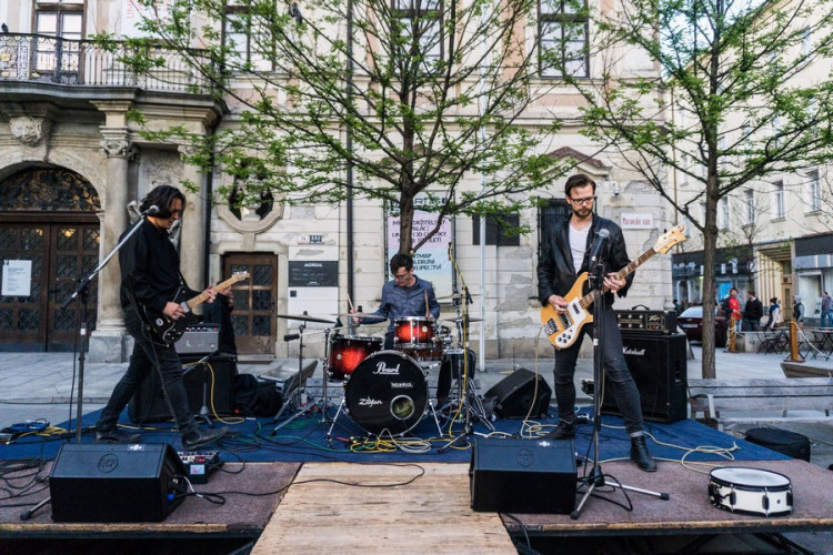 Proč? Proto! Pokojná demonstrace se ze Svoboďáku přesunula na Moravák. Za kulturou. Autor: Tomáš Hrivňák