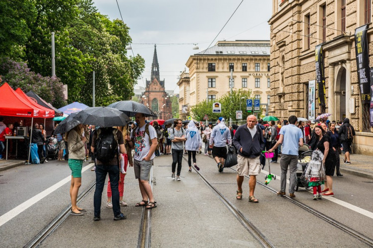 Husova ožila dešti navzdory, na Kmeny se stála fronta. Autor: Tomáš Hrivňák