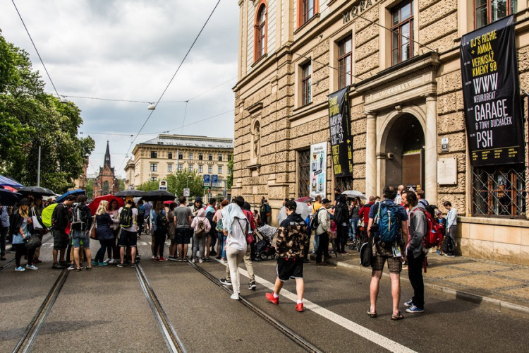 Husova ožila dešti navzdory, na Kmeny se stála fronta. Autor: Tomáš Hrivňák