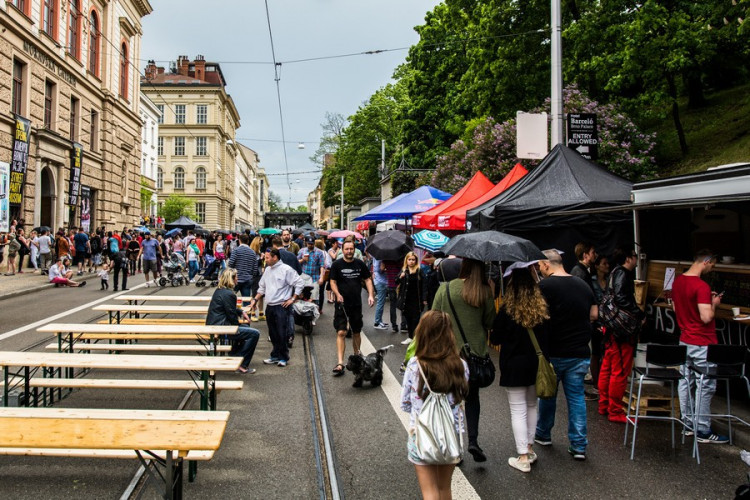 Husova ožila dešti navzdory, na Kmeny se stála fronta. Autor: Tomáš Hrivňák