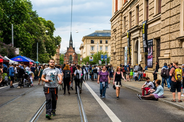 Husova ožila dešti navzdory, na Kmeny se stála fronta. Autor: Tomáš Hrivňák
