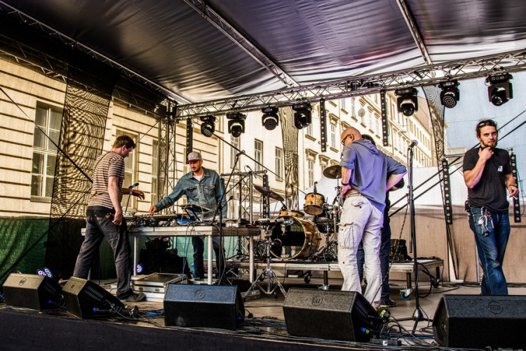 Husova ožila dešti navzdory, na Kmeny se stála fronta. Autor: Tomáš Hrivňák