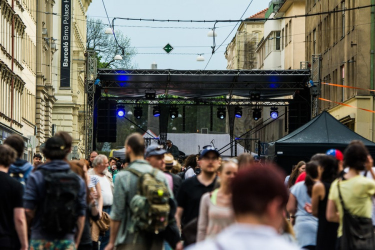 Husova ožila dešti navzdory, na Kmeny se stála fronta. Autor: Tomáš Hrivňák