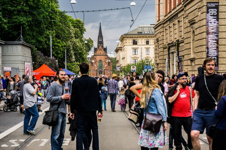 Husova ožila dešti navzdory, na Kmeny se stála fronta. Autor: Tomáš Hrivňák