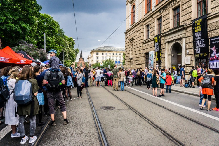 Husova ožila dešti navzdory, na Kmeny se stála fronta. Autor: Tomáš Hrivňák