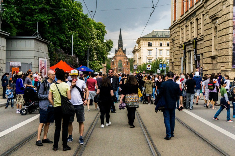 Husova ožila dešti navzdory, na Kmeny se stála fronta. Autor: Tomáš Hrivňák