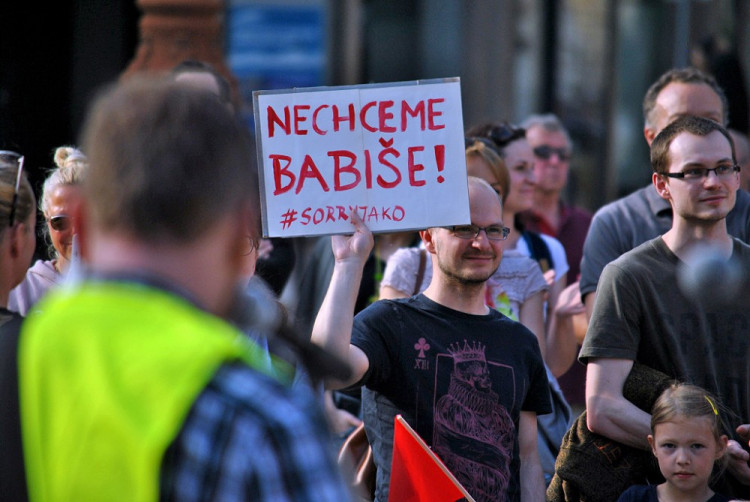 Lidé se sešli protestovat proti prezidentu Zemanovi a Andreji Babišovi