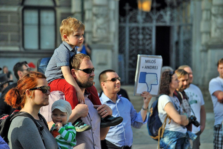 Lidé se sešli protestovat proti prezidentu Zemanovi a Andreji Babišovi