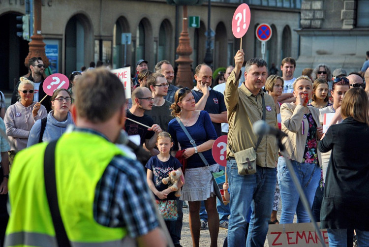 Lidé se sešli protestovat proti prezidentu Zemanovi a Andreji Babišovi