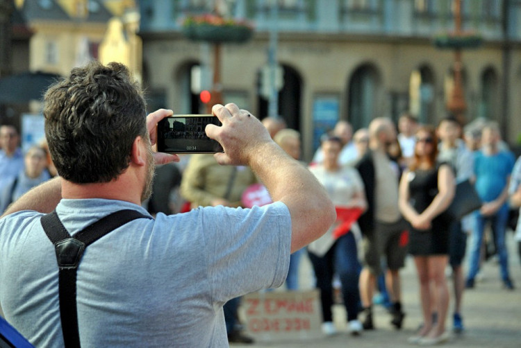 Lidé se sešli protestovat proti prezidentu Zemanovi a Andreji Babišovi