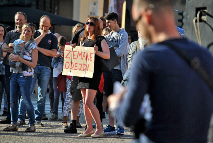Lidé se sešli protestovat proti prezidentu Zemanovi a Andreji Babišovi