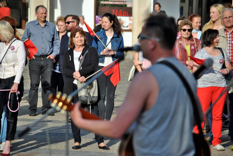 Lidé se sešli protestovat proti prezidentu Zemanovi a Andreji Babišovi