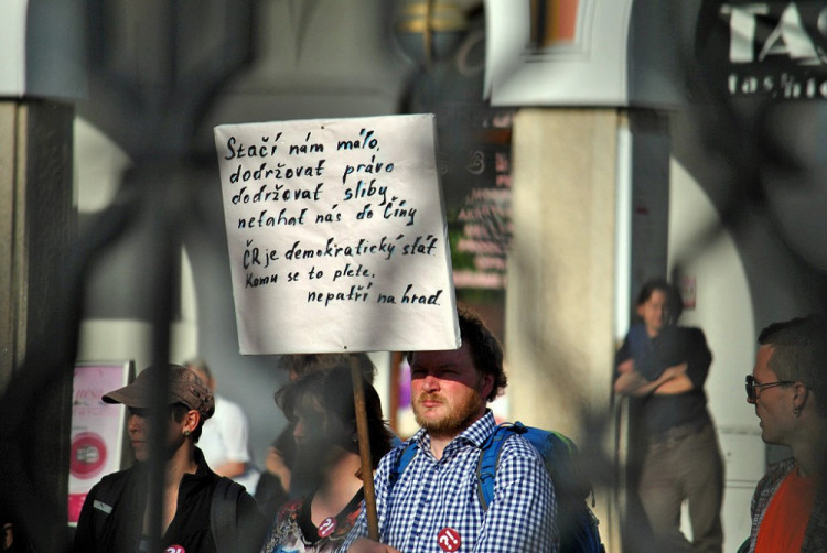 Lidé se sešli protestovat proti prezidentu Zemanovi a Andreji Babišovi