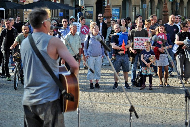 Lidé se sešli protestovat proti prezidentu Zemanovi a Andreji Babišovi