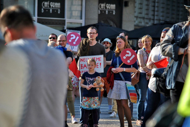 Lidé se sešli protestovat proti prezidentu Zemanovi a Andreji Babišovi