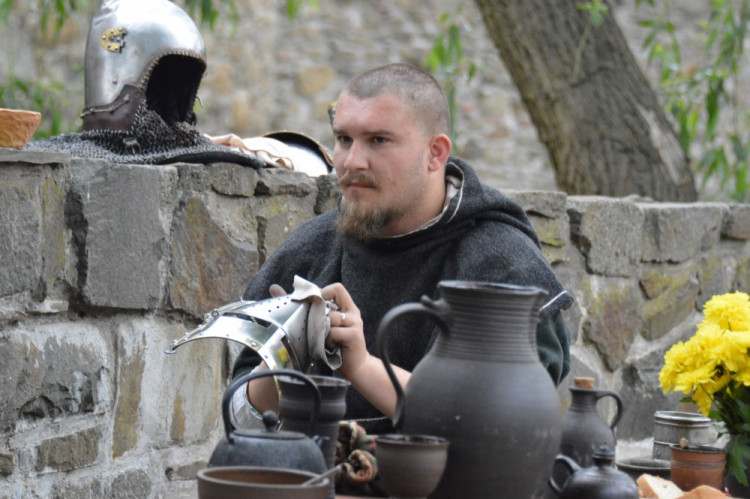 FOTOGALERIE: Na Helfštýně řinčí meče, koná se tam Festival vojenské historie