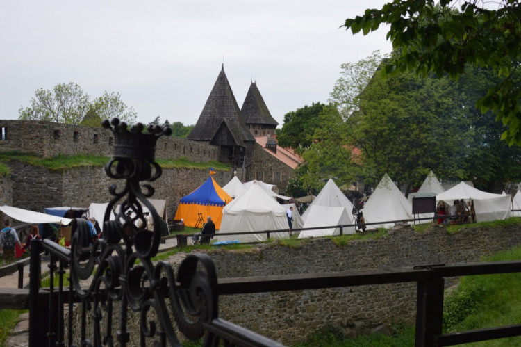 FOTOGALERIE: Na Helfštýně řinčí meče, koná se tam Festival vojenské historie