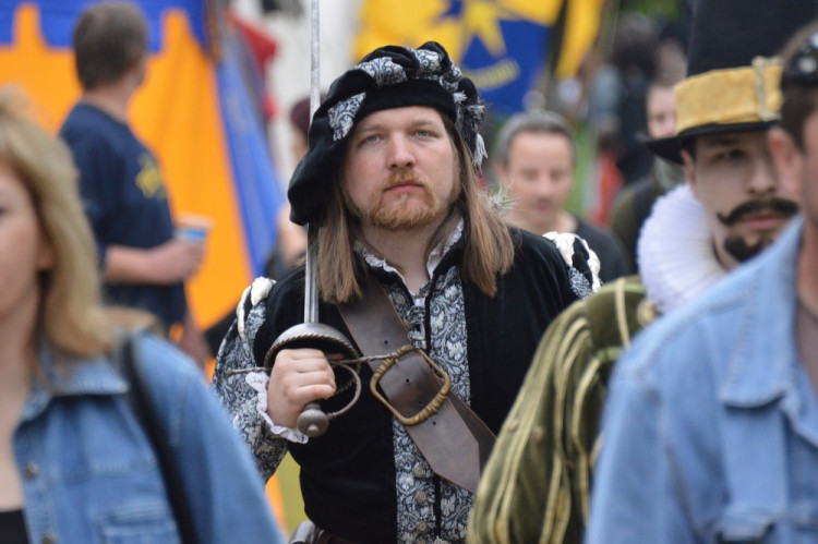 FOTOGALERIE: Na Helfštýně řinčí meče, koná se tam Festival vojenské historie