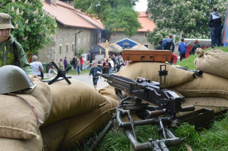 FOTOGALERIE: Na Helfštýně řinčí meče, koná se tam Festival vojenské historie