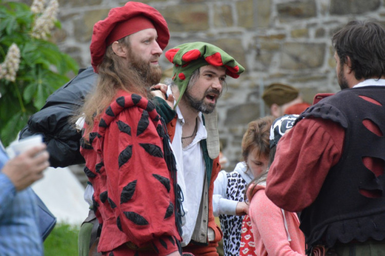 FOTOGALERIE: Na Helfštýně řinčí meče, koná se tam Festival vojenské historie