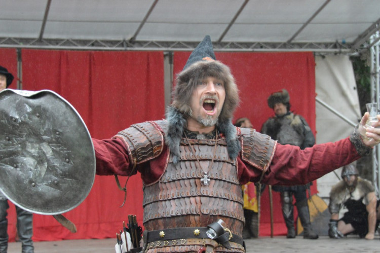 FOTOGALERIE: Na Helfštýně řinčí meče, koná se tam Festival vojenské historie