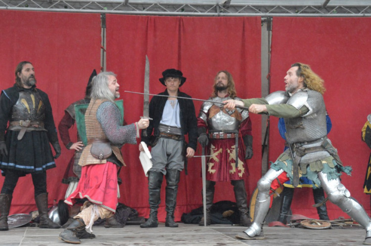 FOTOGALERIE: Na Helfštýně řinčí meče, koná se tam Festival vojenské historie