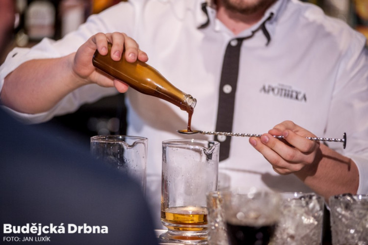 Barmanská soutěž v budějcké Žluté ponorce