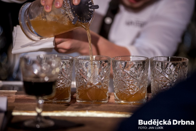 Barmanská soutěž v budějcké Žluté ponorce