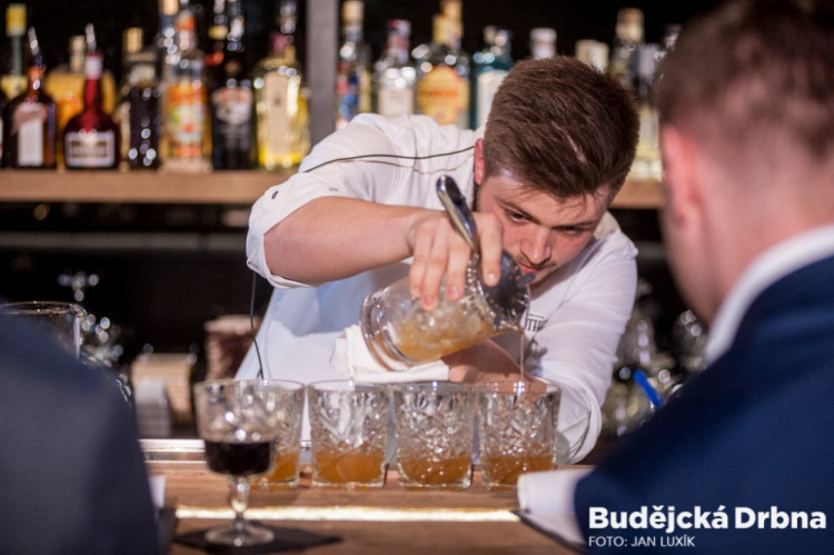 Barmanská soutěž v budějcké Žluté ponorce