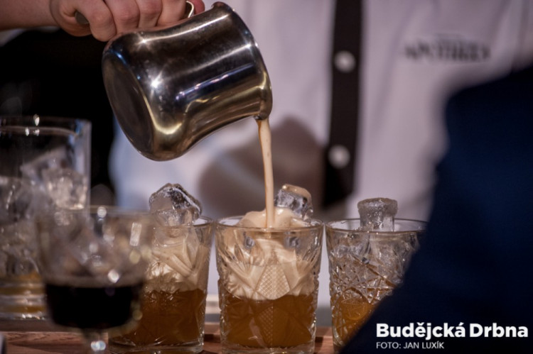 Barmanská soutěž v budějcké Žluté ponorce