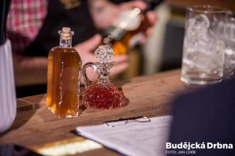 Barmanská soutěž v budějcké Žluté ponorce
