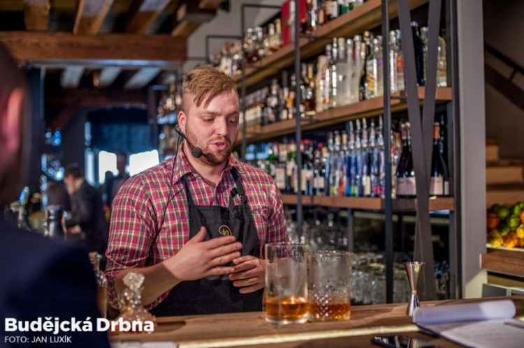 Barmanská soutěž v budějcké Žluté ponorce