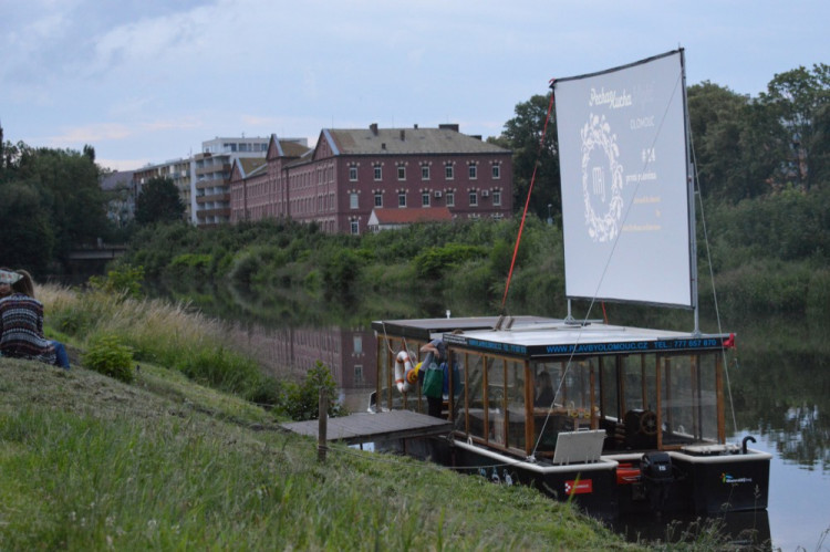 FOTO: První olomoucká venkovní PechaKucha Night v přístavišti se i přes nepřízeň počasí vyvedla