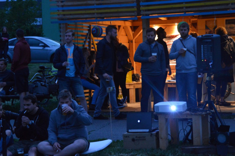 FOTO: První olomoucká venkovní PechaKucha Night v přístavišti se i přes nepřízeň počasí vyvedla