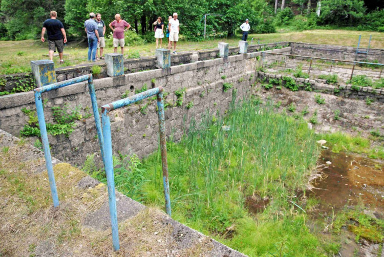 Lidé přišli na projednávání obnovy Lesního koupaliště