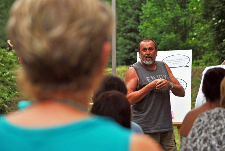 Lidé přišli na projednávání obnovy Lesního koupaliště